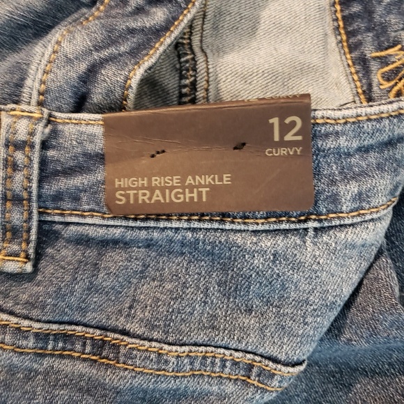 NWT RUE 21 Curvy Straight High Rise Ankle Jeans - Picture 2 of 4